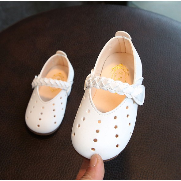 Giày búp bê dập lỗ họa tiết tròn màu trắng vải mềm êm chân chắc chắn