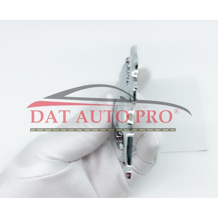 Tem logo nổi 3D ngựa kiểu Ferrari trang trí xe màu trắng