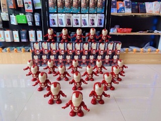 Robot Iron man nhảy có đèn