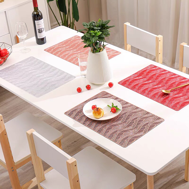 Tấm lót bàn ăn, lót lọ hoa, placemat, nhựa dẻo màu vàng, bạc và đỏ, xinh, rẻ, tiện lợi, hình chữ nhật 46x30cm