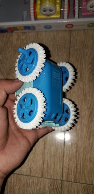 Chiếc xe chạy chớn nhào lộn bằng nhựa rất đẹp