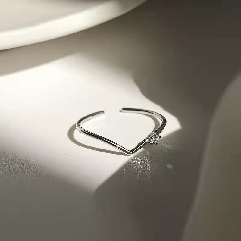Nhẫn Mạ Bạc Đính Đá Zircon Hình Chữ V Độc Đáo