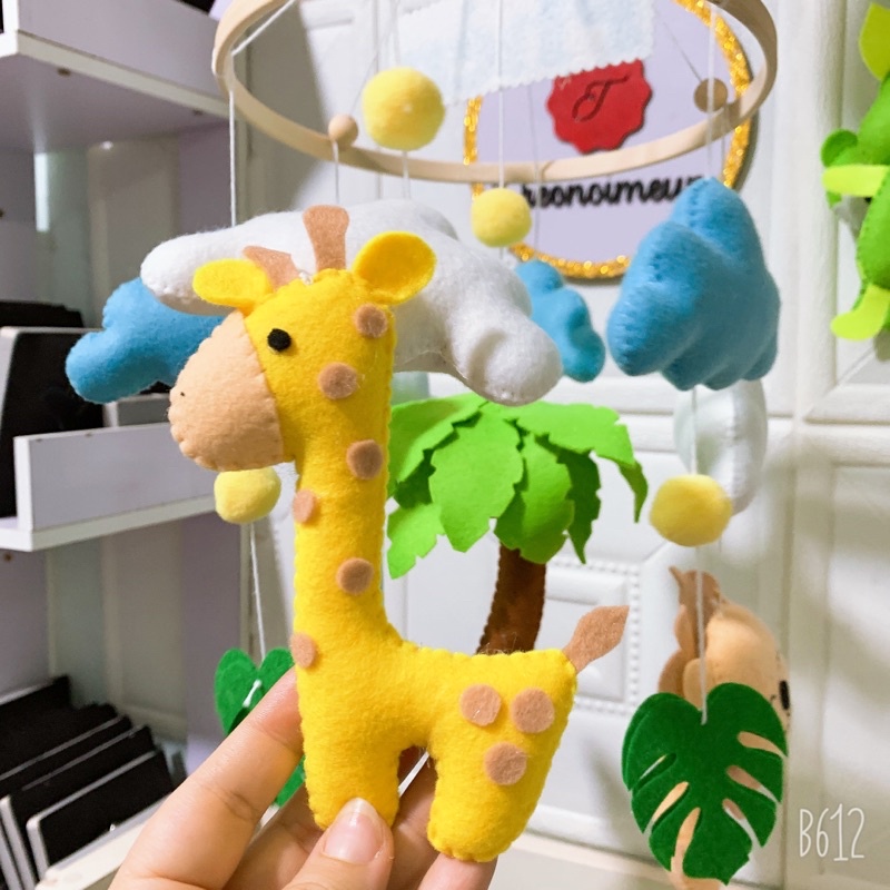 Đồ chơi treo nôi cũi kích thích thị giác cho bé sơ sinh, treo nôi đen trắng tự xoay phát nhạc mẫu THÚ RỪNG VOI XANH