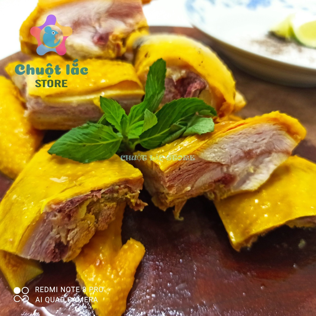 Một con gà ủ muối hoa tiêu chắc thịt, da giòn