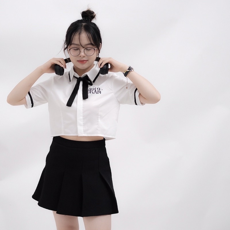 Sơ mi croptop Hologram trắng phối viền đen, phong cách nữ sinh Châu Á, Hologram Blackline croptop shirt