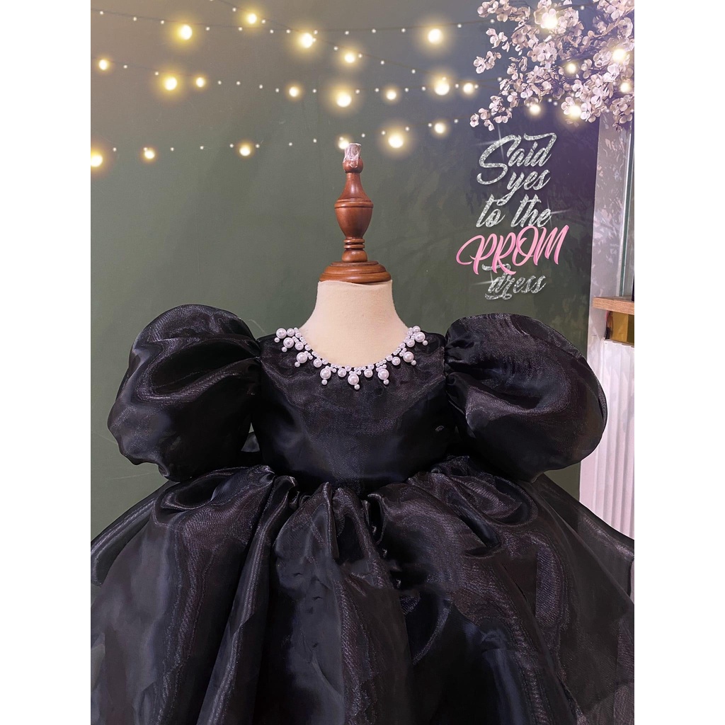 Váy công chúa tay phồng viền ngọc