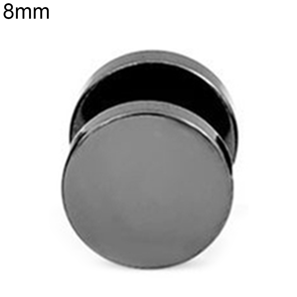 Một chiếc khuyên tai tròn màu đen bằng thép titan thời trang cho nam