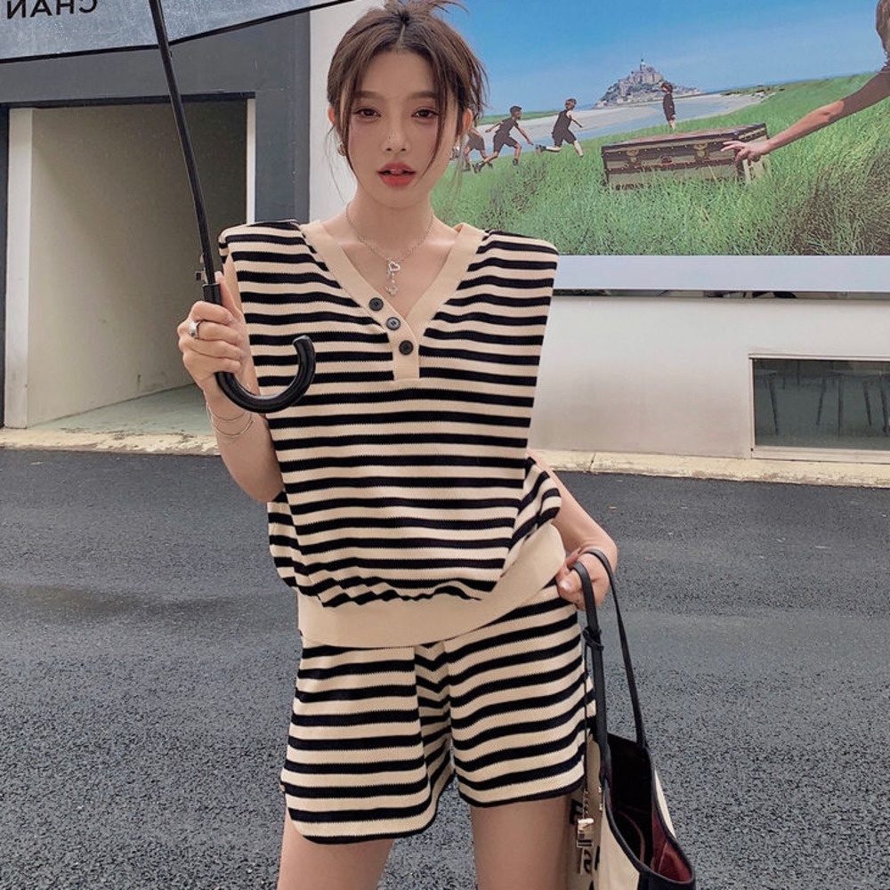 Set Áo Thun Sát Nách Cổ Chữ V Form Rộng Họa Tiết Kẻ Sọc Và Quần Short Ống Rộng Thời Trang Mù
