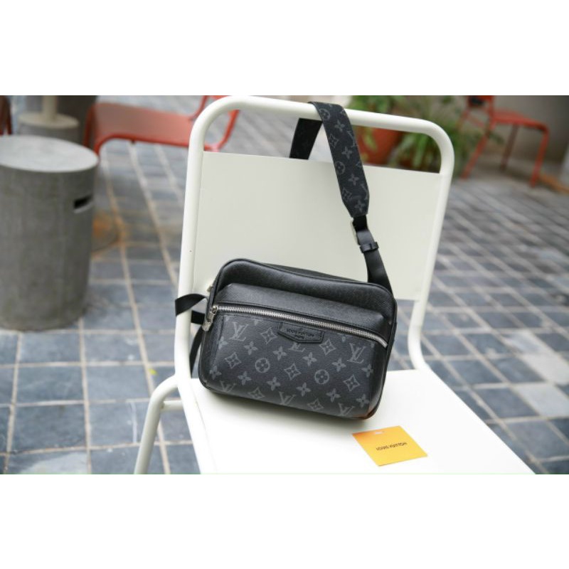 Túi đeo chéo nam LV Outdoor size24cm tag bạc cực đẹp trẻ trung fullbox bill nguyên seal