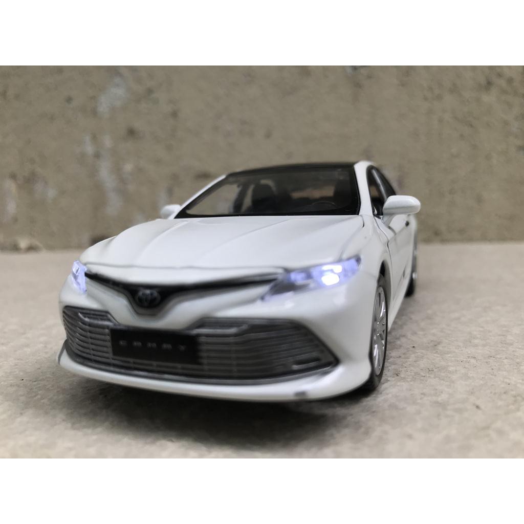 Mô hình xe ô tô TOYOTA CAMRY 2020 - 1:32