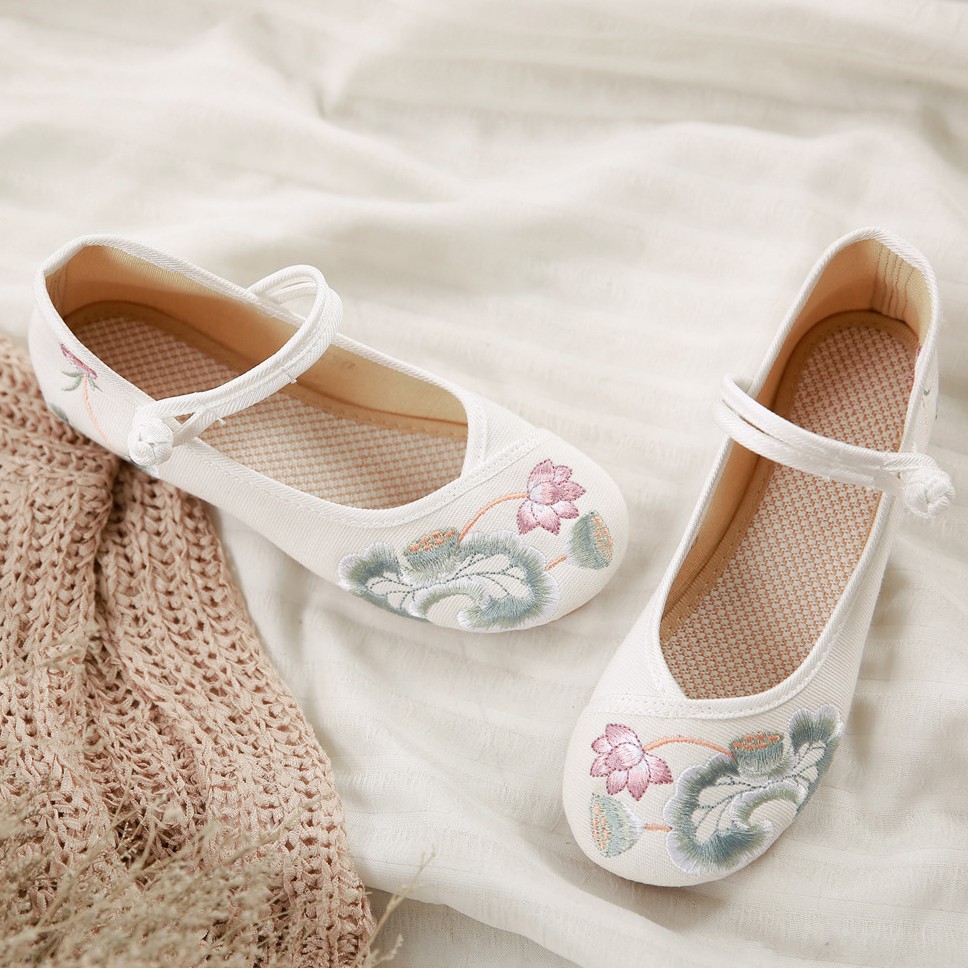 Giày thêu hoa sen đế thấp dây cài GT016