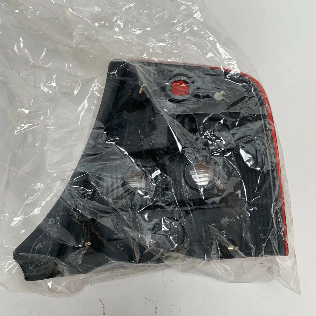 Đèn hậu Mazda 323 đời 01-05 -tặng vòng xoay hương hoa