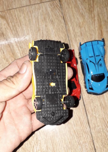 Một chiếc siêu xe mini bằng nhựa chạy bánh đà kích thước 8x4x3 cm