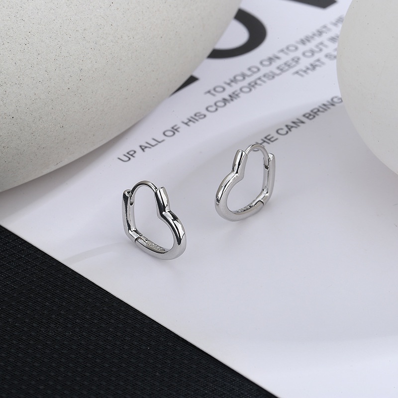 Khuyên tai trái tim mạ bạc xinh xắn