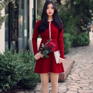 Đầm đỏ tay dài phối biên trắng nổi bật