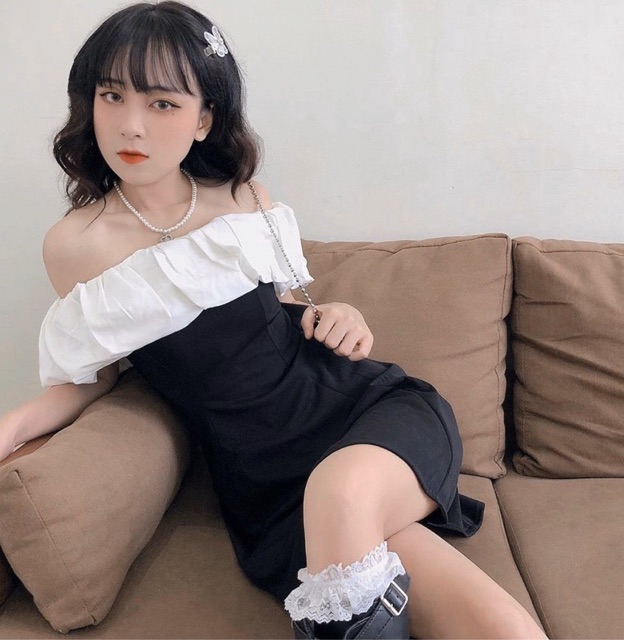 Đầm đen xoè trễ vai phối trắng