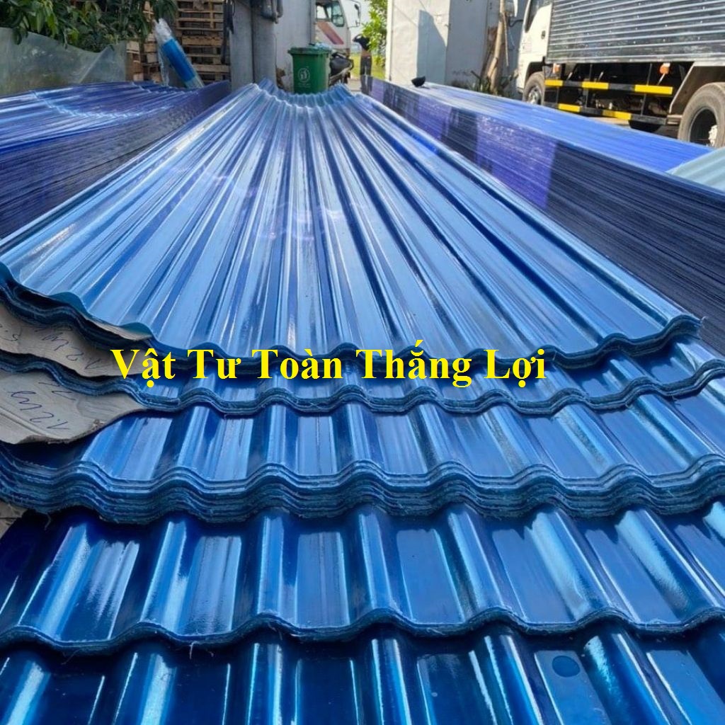 ( Khổ rộng 1.07m x dài 2,4m x 7.9 dem ) Tôn nhựa dạng sóng màu xanh lấy ánh sáng che mưa