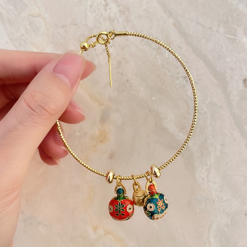 Vòng tay gắn ba chuông mẫu con bọ cánh cứng mùa hè độc đáo