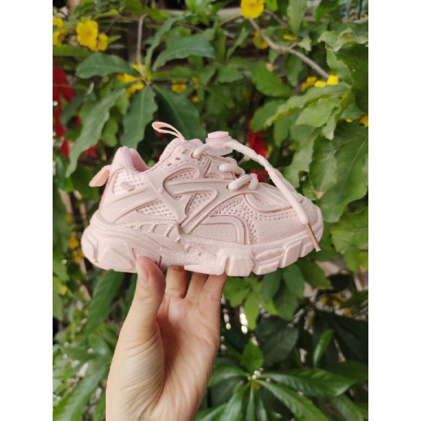 Giày thể  thao màu trắng cho bé