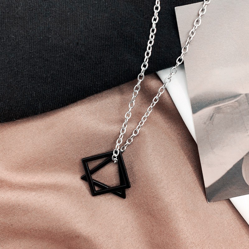 Dây chuyền tam giác vuông đen kết hợp thời trang