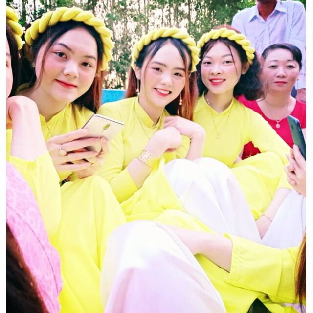 Áo dài bưng mâm vàng