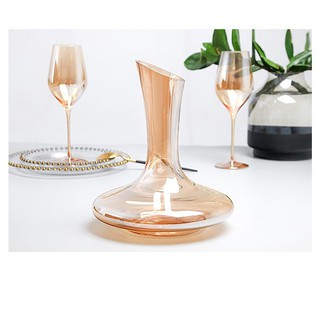 Decanter dáng cổ điển miệng vát màu vàng. Bình thở rượu vang