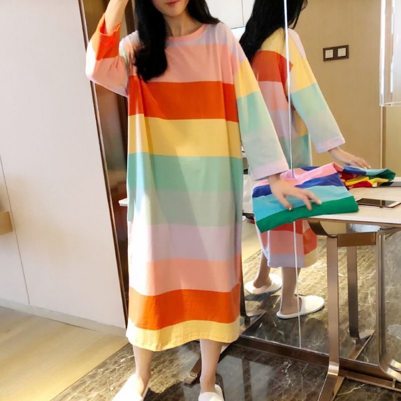 Đầm ngủ dáng rộng hoạ tiết kẻ sọc màu cầu vồng nổi bật