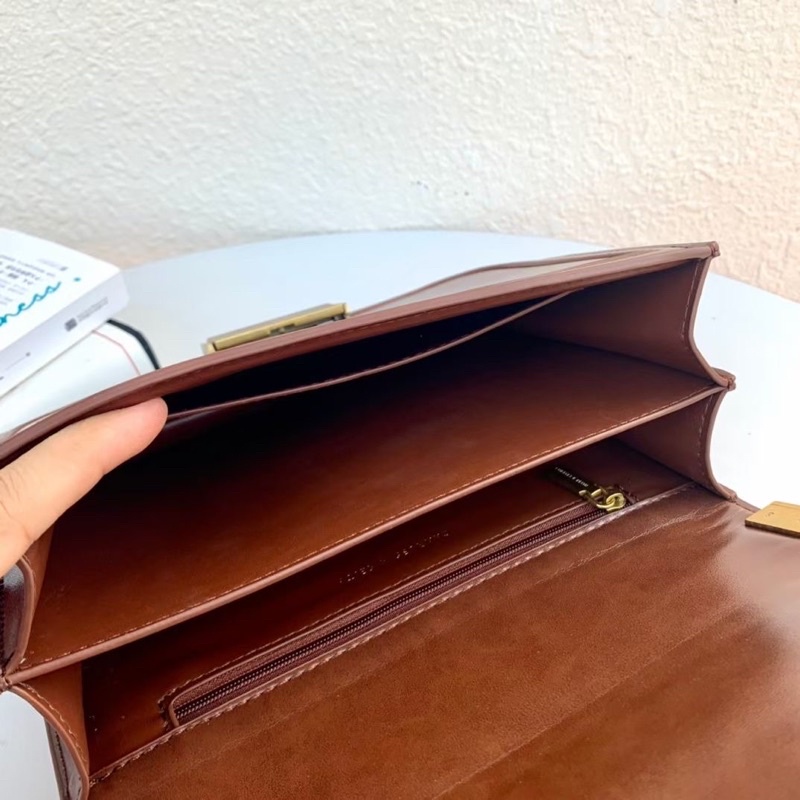 Túi CNK dáng khoá sọc bấm cổ điển