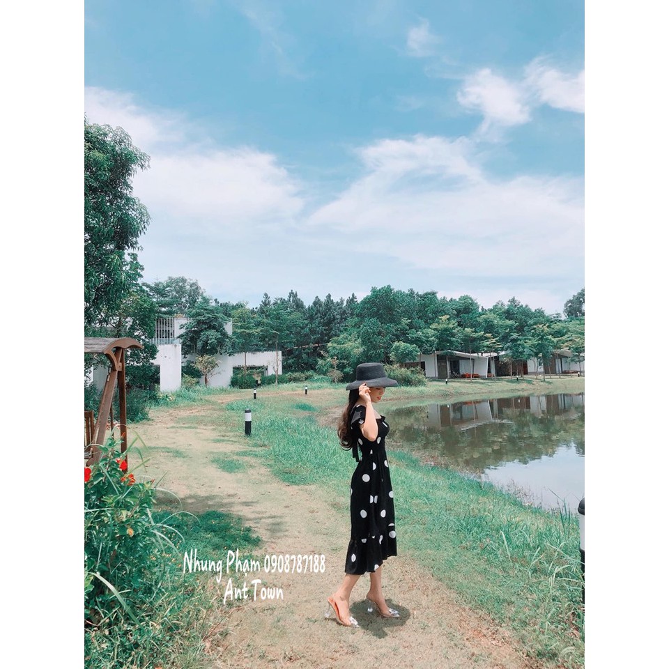 Váy chấm bi