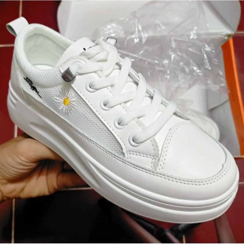 Giày sneaker nữ hoa cúc trắng, giày sneaker nữ đẹp cho bạn gái năng động.