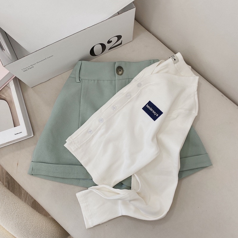 Set áo thun trắng cổ V tay dài gài nút thêu logo , quần short xanh gấp line