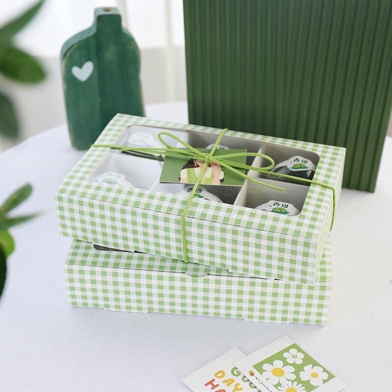 Hộp vách ngăn 6 ô màu xanh caro đựng bánh 50-80gr