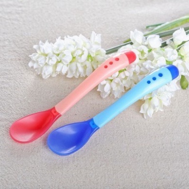 Thìa báo nóng kichi , thìa ăn dặm cho bé có hộp đựng tiện lợi không lo thức ăn nóng làm bỏng khoang miệng, lưỡi bé. A Lá
