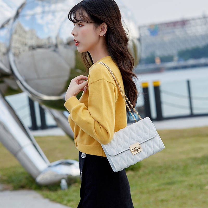 Túi xách đeo chéo vai họa tiết hình thoi Chanel phối dây xích thời trang 2020 cho nữ