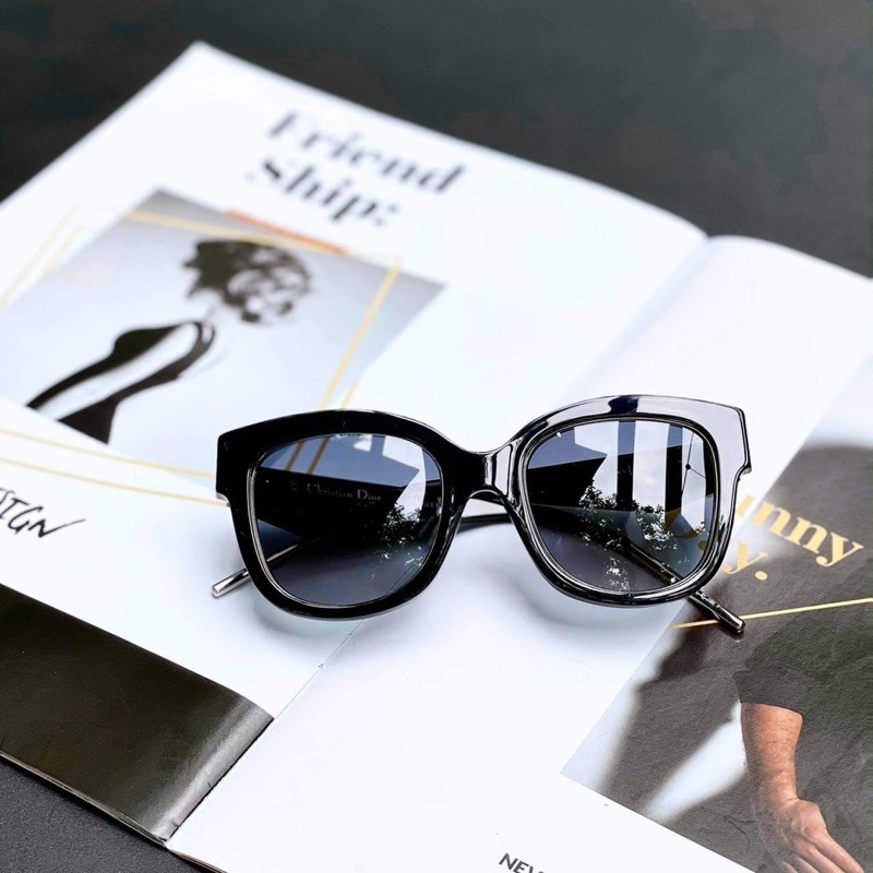 Mắt kính mát DIOR .