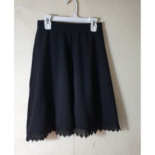 Chân váy xòe phối ren