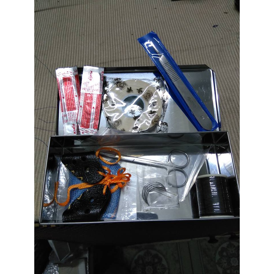 Hộp dụng cụ y tế cho gà