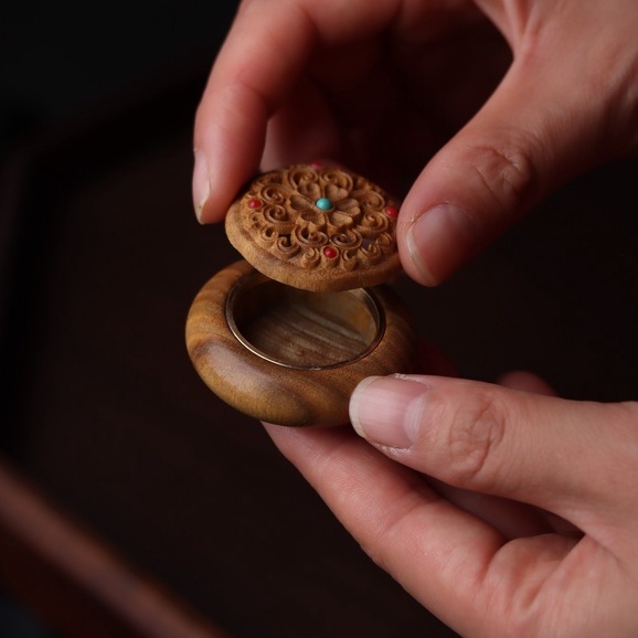 Hộp Gỗ Đàn Hương Xanh Tự Nhiên Cỡ 4.2 * 1.8cm Dùng Tạo Mùi Hương Cho Xe Hơi