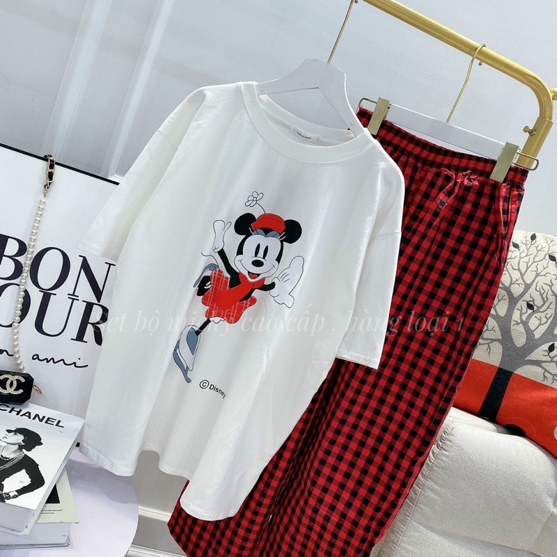 Set Bộ Áo Phông Trắng Mickey Và Quần Dài Kẻ Caro Màu Đỏ