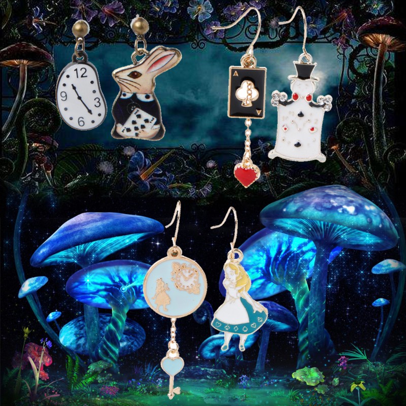 Khuyên tai hình đồng hồ của nhân vật trong phim hoạt hình Alice ở xứ sở thần tiên