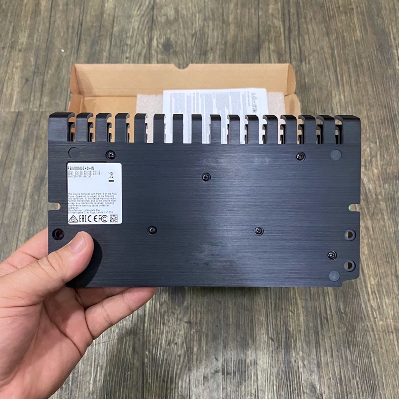 Router hiệu Mikrotik RB5009