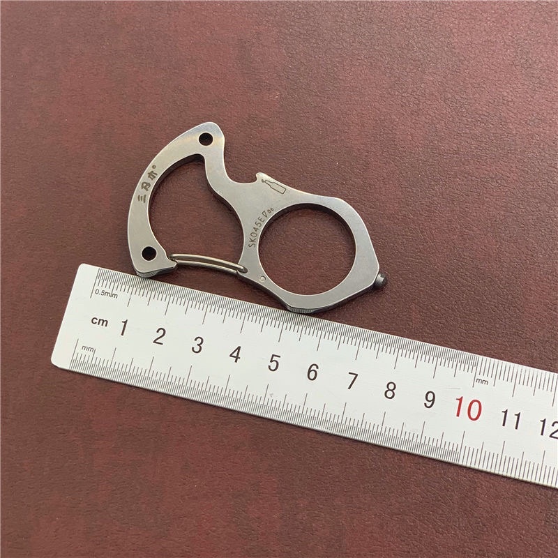 Móc khoá EDC đa năng thiết kế inox 304 không han gỉ với chức năng trợ lực thoát hiểm , mở lắp chai tiện lợi
