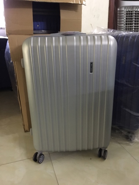 Vali nhựa sọc size 20 và size 24 vân 3D chống xước, chống va đập. Hàng có sẵn.