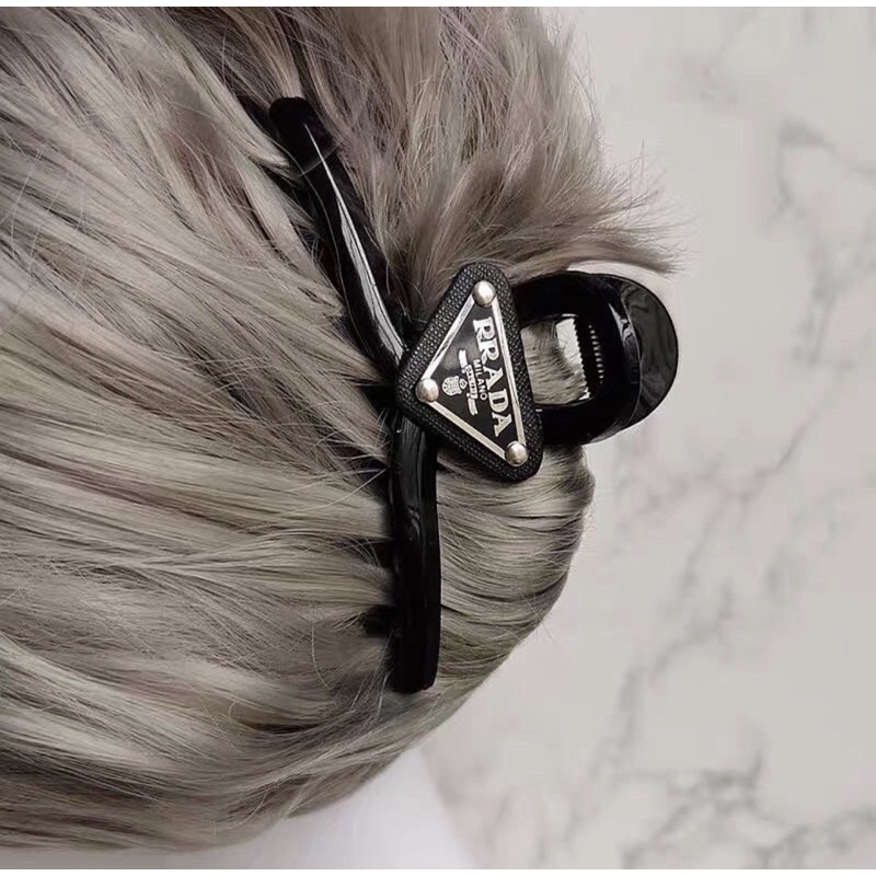Kẹp càng cua .Prada.