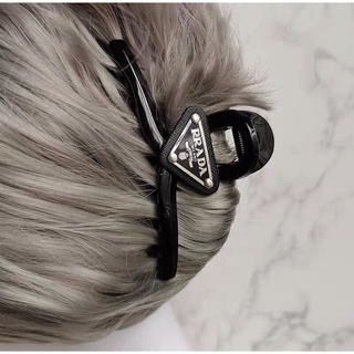 Kẹp càng cua .Prada.