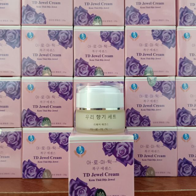 Le_Huyen_Kem_thai_doc_jewel