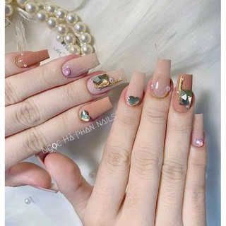Móng tay giả thiết kế