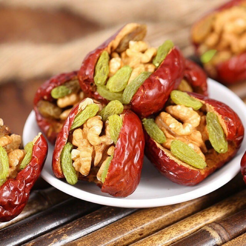 Táo đỏ nho khô kẹp óc chó