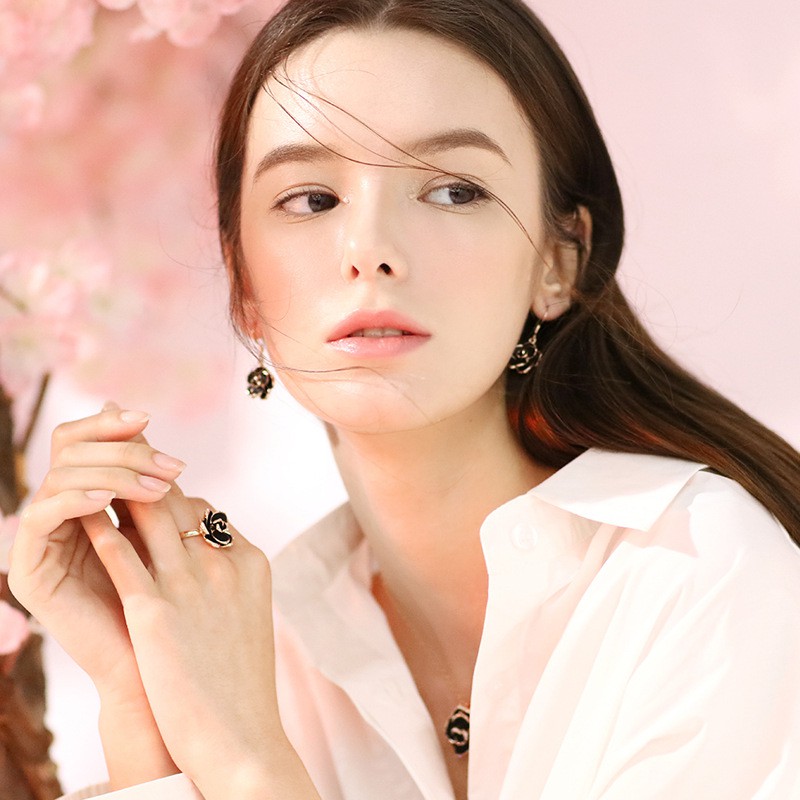 Nhẫn đeo tay nữ hoa hồng đen