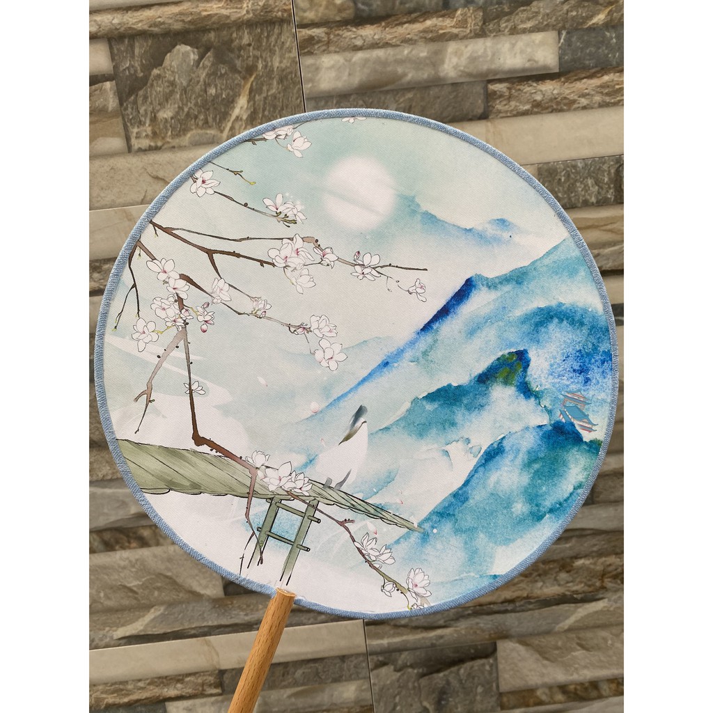 ( M65 ) Quạt tròn cổ trang cầm tay cán dài in hình BẠCH Y LAM SƠN gắn dây tuyến cosplay xinh xắn